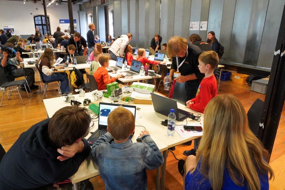 Kinder programmieren fleißig bei der 5-Jahres-Feier von CoderDojo Steyr am 20.10.2023.