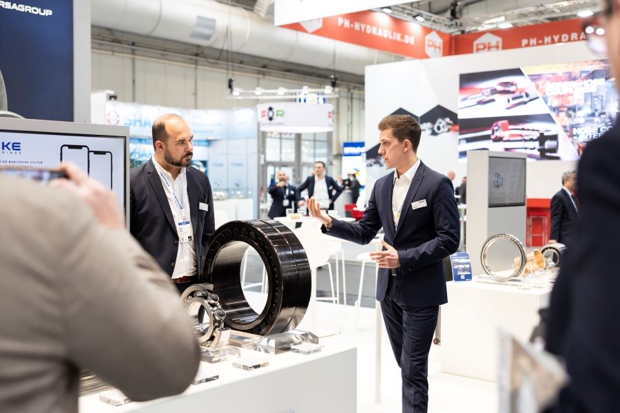 Matthias Ortner (rechts), Geschäftsführer von NKE, gibt zusammen mit Heitor Sarro, Leiter Vertrieb und Marketing bei Kugler, am 17. April 2023 am NKE-Stand auf der Hannover Messe die Partnerschaft mit Kugler Bimetal bekannt